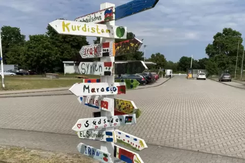 Wegweiser in aller Herren Länder: Eingangsbereich der AfA. 