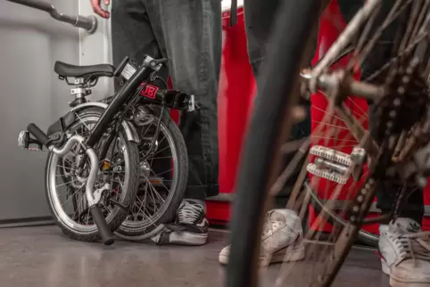 Mit dem Faltrad in der Bahn – dafür findet man oft ein Plätzchen.