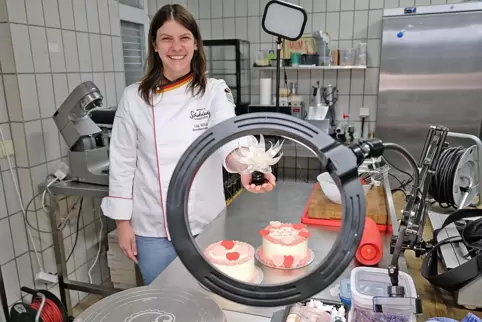 Im Restaurant „Tinys“ auf dem Homburger Campingplatz Königsbruch nutzt Ida Wilden derzeit die Küche, um ihre Kuchen und andere s