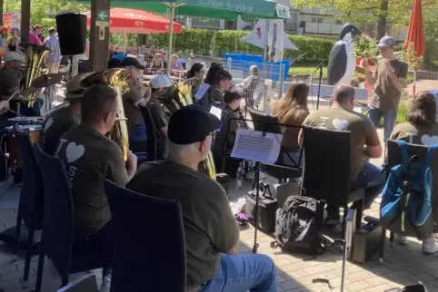 Zum Badestart und „beim entspanntesten Frühschoppen des Jahres“ unterhält bei reichlich Sonnenschein die Blaskapelle Hochspeyer.