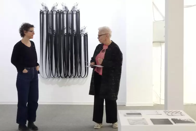 In der Ausstellung „traces“ : Dorthe Goeden (links) aus Düsseldorf mit der Vereinsvorsitzenden Birgit Weindl. 