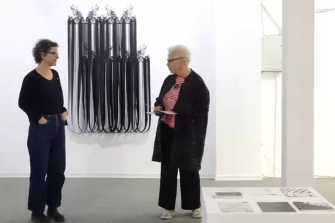 In der Ausstellung „traces“ : Dorthe Goeden (links) aus Düsseldorf mit der Vereinsvorsitzenden Birgit Weindl. 