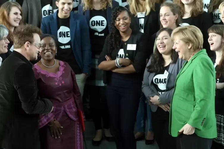 Prominente Unterst&uuml;tzung: 2013 ist der irische Musiker Bono mit Jugendbotschaftern zu Gast bei Kanzlerin Angela Merkel. 