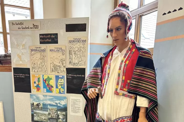 In Lebensgr&ouml;&szlig;e: Figur eines Kartoffelbauern aus Peru. 