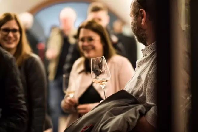 Zum Genuss an den Schlemmerständen servieren St. Martiner Weingüter die passenden Weine.