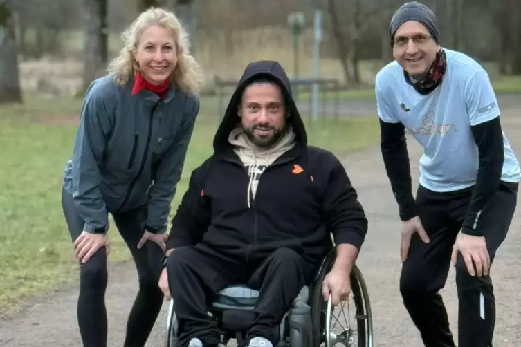 &bdquo;Ich glaube fest daran, dass Sport Menschen verbindet und Barrieren abbaut&ldquo;, sagt Abdul Dogan, hier mit Bewegungsmanagerin Jenni