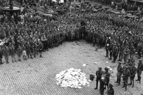 Die Hitler-Jugend ist auf dem Neustadter Marktplatz, der damals Adolf-Hitler-Platz hieß, in Erwartung des Schauspiels angetreten