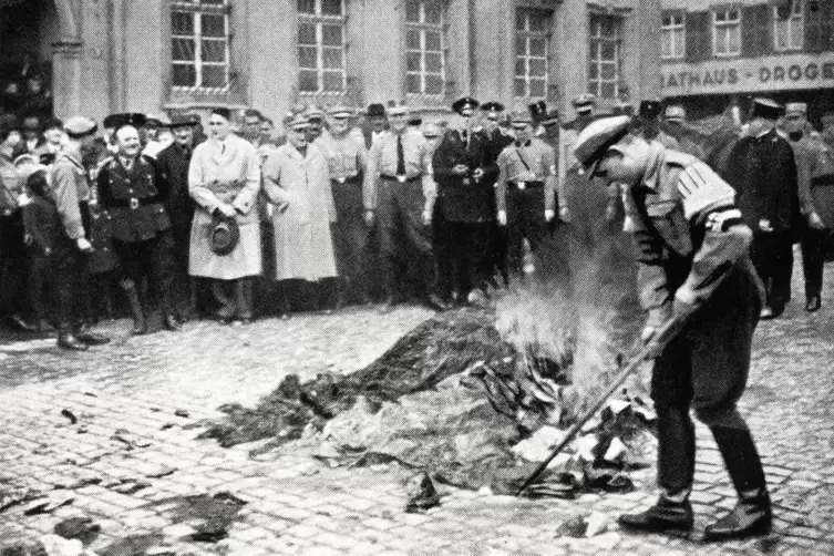 Die B&uuml;cher brennen. 