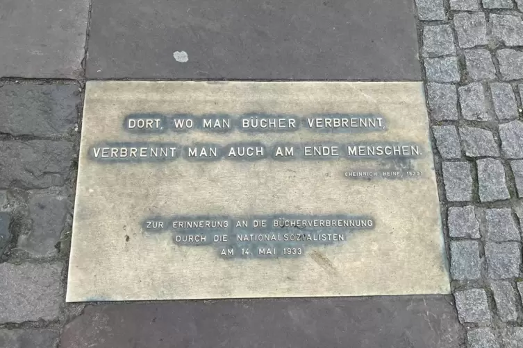 Auf dem Neustadter Marktplatz wird an die B&uuml;cherverbrennung erinnert.