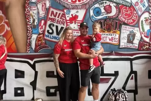 Laura und Dirk Sippel mit ihrem „Betze-Bub“ auf dem Betzenberg.