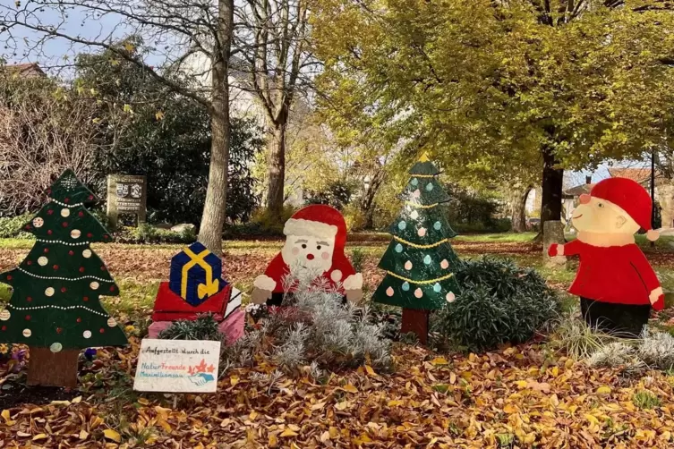 Zusammen mit den Messdienern fertigten die Naturfreunde 2019 weihnachtlichen Holzfiguren an, die allj&auml;hrlich in der Adventszeit 