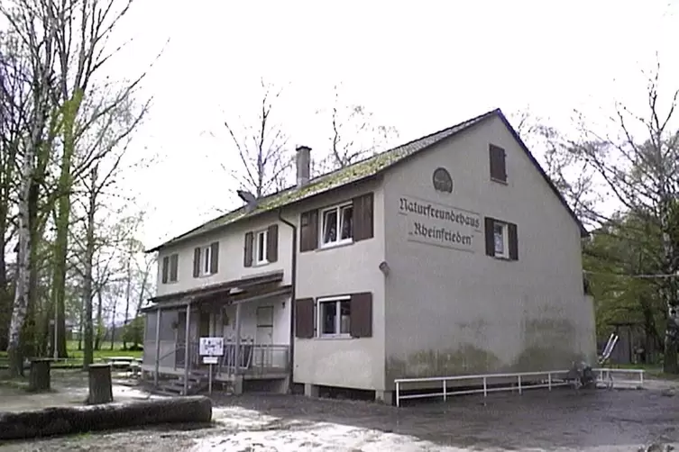 Das Haus &bdquo;Rheinfrieden&ldquo; auf der Insel Nauas im Goldgrund wurde 1955 eingeweiht. Es diente jahrzehntelang als Vereinsheim. 2017 w