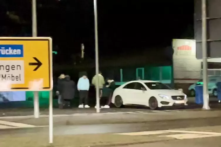 Dass sich junge Leute mit dicken Autos regelm&auml;&szlig;ig treffen, ist der Polizei bekannt. Unser Foto zeigt den Waschpark gegen&uuml;ber des
