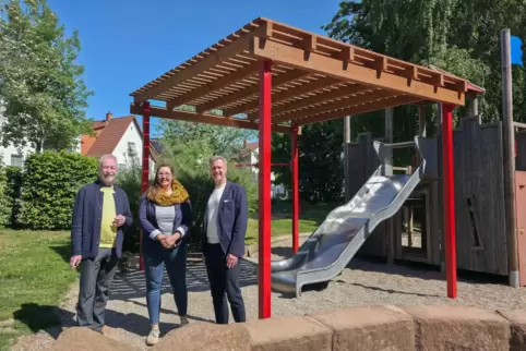 Martin Zepp-Linse vom Pirmasenser Lions-Club (links) hatte den Bau der Pergola auf dem Spielplatz an der Straße Am Sommerwald mi