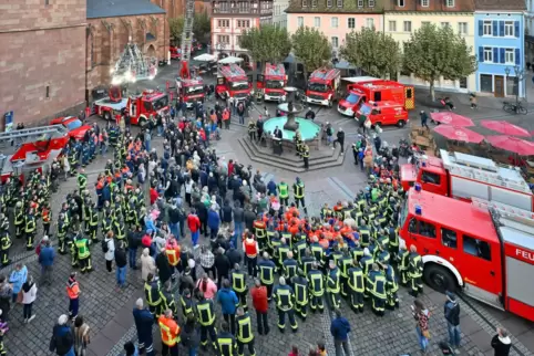 Ein Höhepunkt im Jahr 2024: die große Fahrzeugübergabe auf dem Marktplatz. 