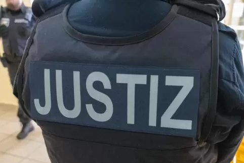 Aus der U-Haft ins Amtsgericht: 19-Jähriger beschäftigt die Justiz. 