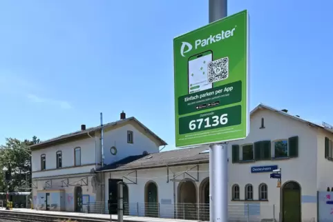 Handyparken in Deidesheim: Am Bahnhof stehen seit der vergangenen Woche entsprechende Schilder. 