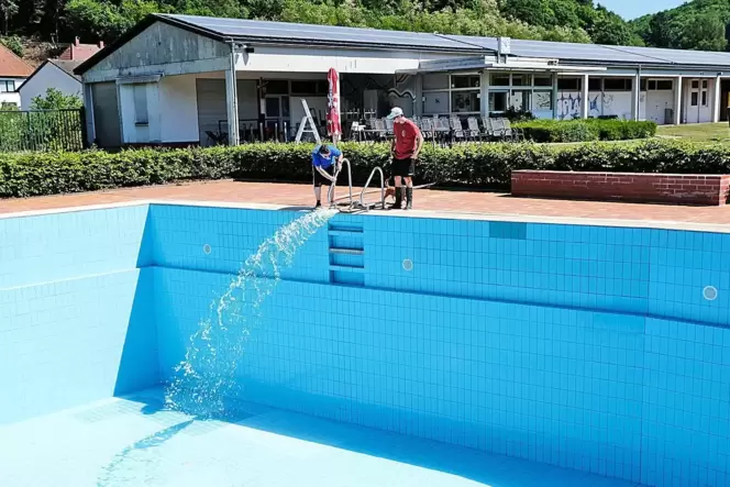 Vorbereitungen im Con Aqua: Schwimmmeisterin Jutta Döring (links) und ihr Nachfolger Marcel Raber füllen Wasser ins Springerbeck Vorbereitungen im Con Aqua: Schwimmmeisterin Jutta Döring (links) und ihr Nachfolger Marcel Raber füllen Wasser ins Springerbeck