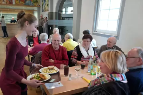 Beliebt: Zum Spargelessen in Dudenhofen reisen Menschen aus der ganzen Pfalz an. Hier bedient Jana Wagner im Jahr 2023 Besucher 
