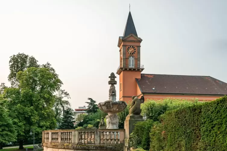 Pr&auml;gt das Bild am Parkeingang: Ludwigskirche.