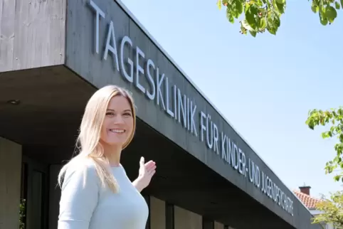 Vor der Speyerer Tagesklinik in der Otto-Mayer-Straße: Oberärztin Nadja Henninger.