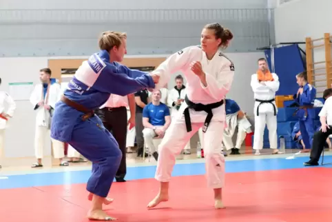 Rückkehr: Barbara Bandel im Kampf gegen Lara Wischrath (blau) in der Gewichtsklasse bis 78 kg. 