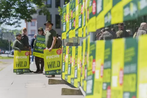 Rund 100 Jäger haben am Donnerstag gegen den Entwurf des Landesjagdgesetzes protestiert. 