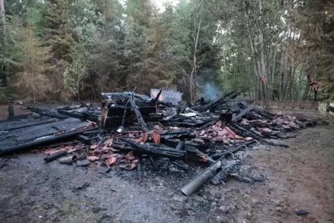 Stand ohne Genehmigung im Wald und kann daher nicht einfach wiederaufgebaut werden: das Hexenhäuschen nach dem Brand im Juli 202