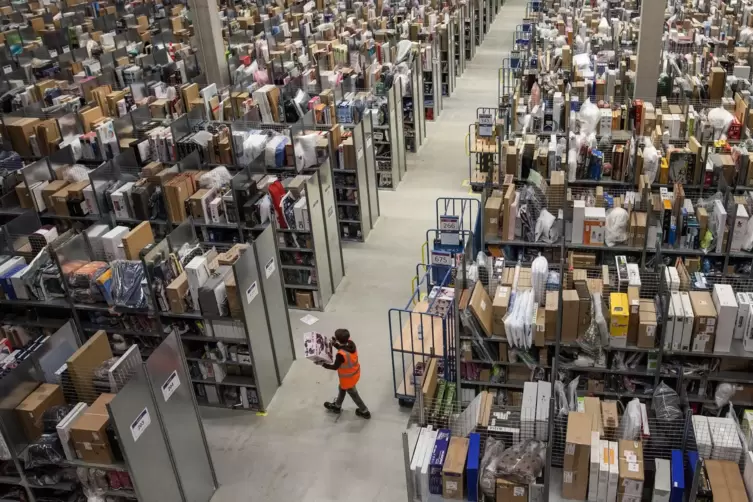 Arbeit in einem Logistikzentrum: Einnahmequelle f&uuml;r etliche Bewohner von st&auml;dtischen Gemeinschaftsunterk&uuml;nften. 