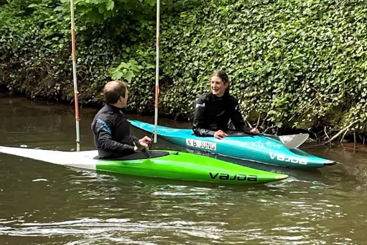 W&auml;hrend des Trainings werden auch noch mal Wettk&auml;mpfe diskutiert: Kanutin Britta Jung (rechts) mit Wsf-Trainer Stefan Loch.