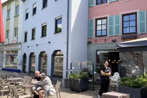Das weiße Gebäude am Hallplatz, links neben dem Eiscafé La Perla, hat einen neuen Nutzer. Das weiße Gebäude am Hallplatz, links neben dem Eiscafé La Perla, hat einen neuen Nutzer.