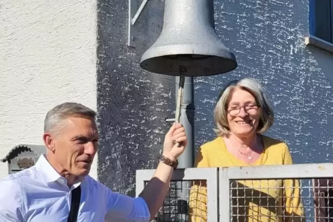 In Krickenbach hat Ralf Leßmeister an der wohl größten Haustürklingel im Landkreis geschellt. In Krickenbach hat Ralf Leßmeister an der wohl größten Haustürklingel im Landkreis geschellt.
