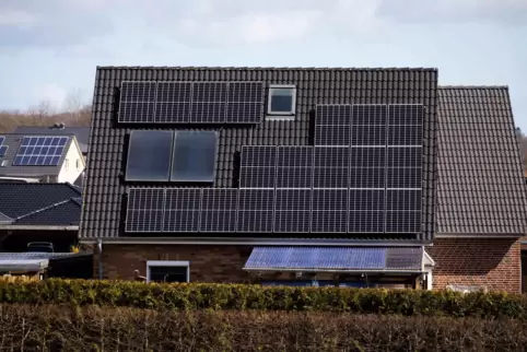 Bei Photovoltaikanlagen auf Dächern von Wohnhäusern gab es in den vergangenen Jahren kräftigen Zubau – teils mit Problemen. 