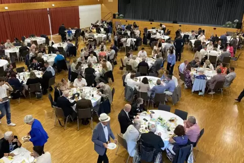 Zirka 280 geladene Gäste und Bürger waren in die Bienwaldhalle gekommen. 