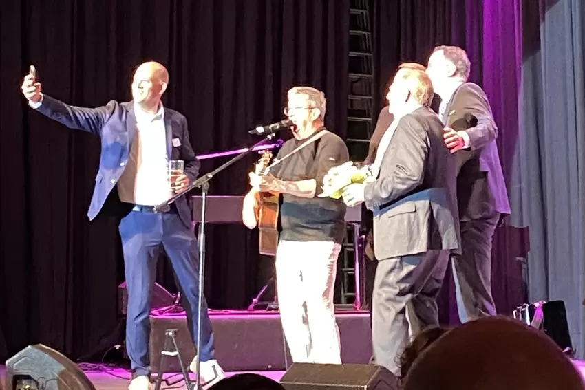 Landrat Martin Brandl macht ein Selfie mit Roland Ohmer und dem Innenminister Michael Ebling.