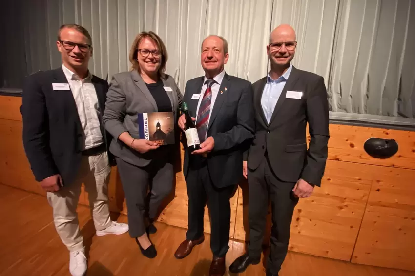 Zufriedene Sponsoren: Bürgermeister Michael Gaudier mit Alexander Kindler (links), Iris Kommritz und Svend Larsen (rechts) von d
