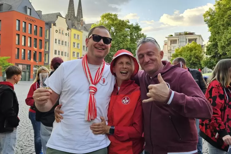 Die Teufelsfreunde S&uuml;dpfalz mit Andrea Wind, die am Vormittag noch Friedhelm Funkel im Hotel getroffen hatte