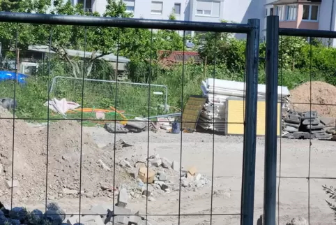 Künftige Baufläche eingeebnet: vorübergehendes Lager. 