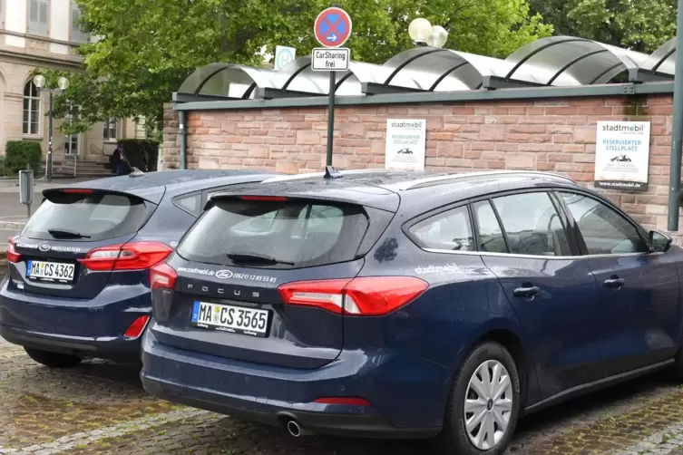 Am Bad D&uuml;rkheimer Busbahnhof k&ouml;nnen Carsharing-Nutzer drei verschiedene Fahrzeuge buchen.