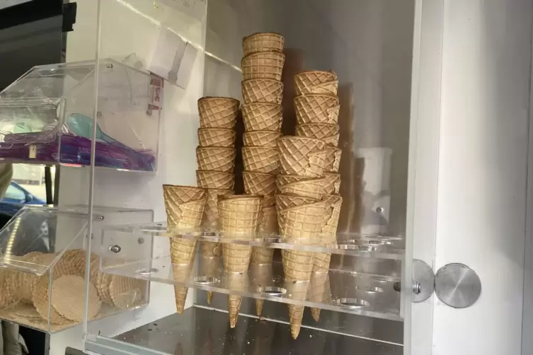 Auch bei Roberto Eis f&uuml;r viele eine wichtige Frage: Eis im Becher oder in der Waffel?
