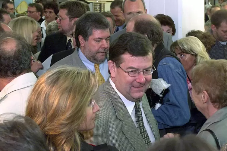 Er&ouml;ffnung der LGS Kaiserslautern am 20. April 2000: In der Bildmitte OB Bernhard Deubig (CDU), dahinter Ministerpr&auml;sident Kurt B