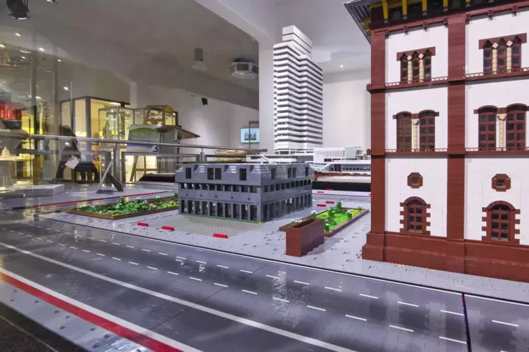 Weiterer Besuchermagnet: die Legoausstellung.