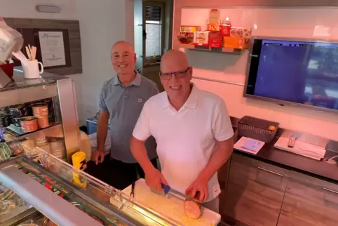 Romuald „Romi“ Hirtle (rechts) und sein Bruder Thilo packen bei Bedarf auch hinter der Theke an.