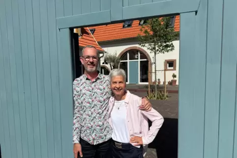 Dirk Bühring und Gabi Wiesenbart vor ihrem Anwesen in Siebeldingen.