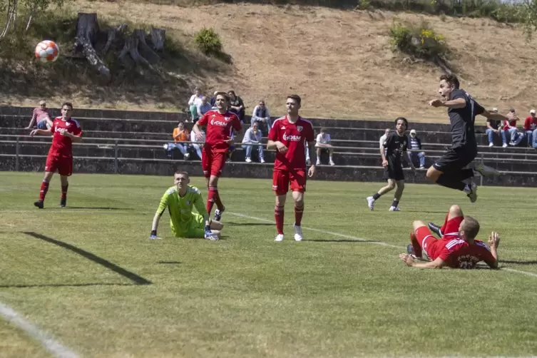 Yannik Schuster (schwarzes Trikot) erzielt hier das 4:4 gegen Palatia-Torwart Tim Krieger (in Grün am Boden) im Tor. Philipp Koc