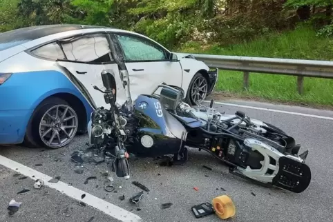 Der 59-jährige Motorradfahrer prallte auf den querstehenden Wagen und starb noch an der Unfallstelle. 