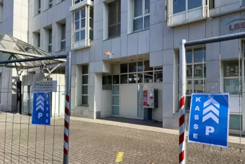Derzeit nur noch bis zum Parkautomaten zugänglich: Bauarbeiten am Sparkassen-Gebäude stehen bevor. 