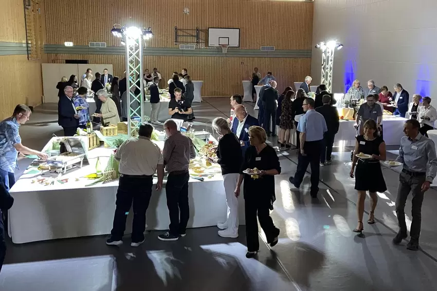 Der Gang zum Buffet in der Nachbarhalle war der erste Programmpunkt des Festakts.