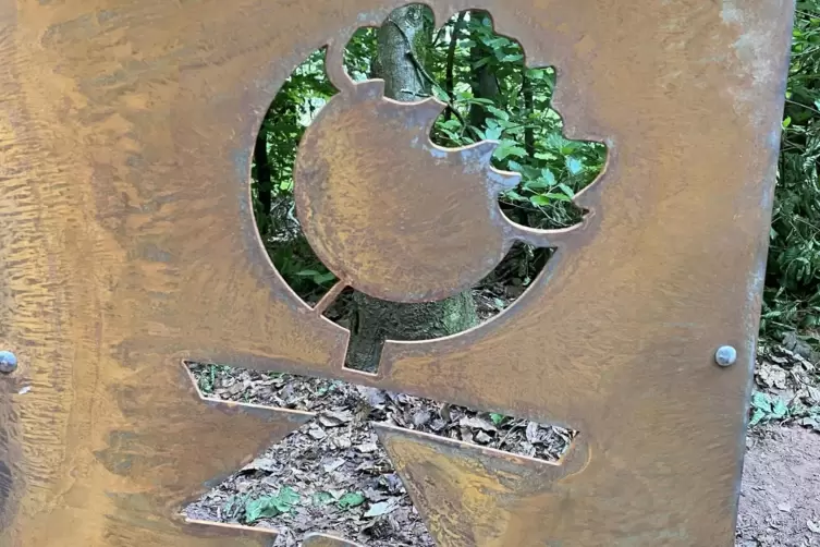 Die Tafeln stehen auf Stelen, die das Logo der Gleichstellungsbeauftragten tragen.