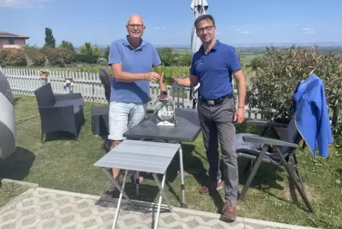 Hans-Thomas Bender (links) ist gerne bei Jörg Schmidt (rechts) im „Herxheimer Himmelreich“ zu Gast.
